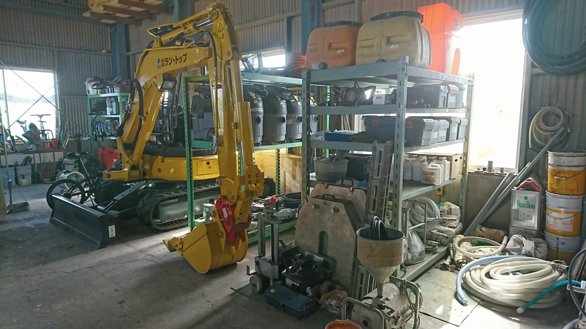 自社倉庫内に保管された発電機や各種機材