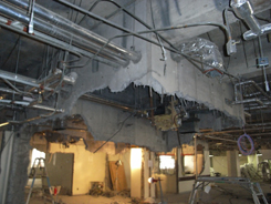 解体工事中の建物内部、破砕されたコンクリート躯体